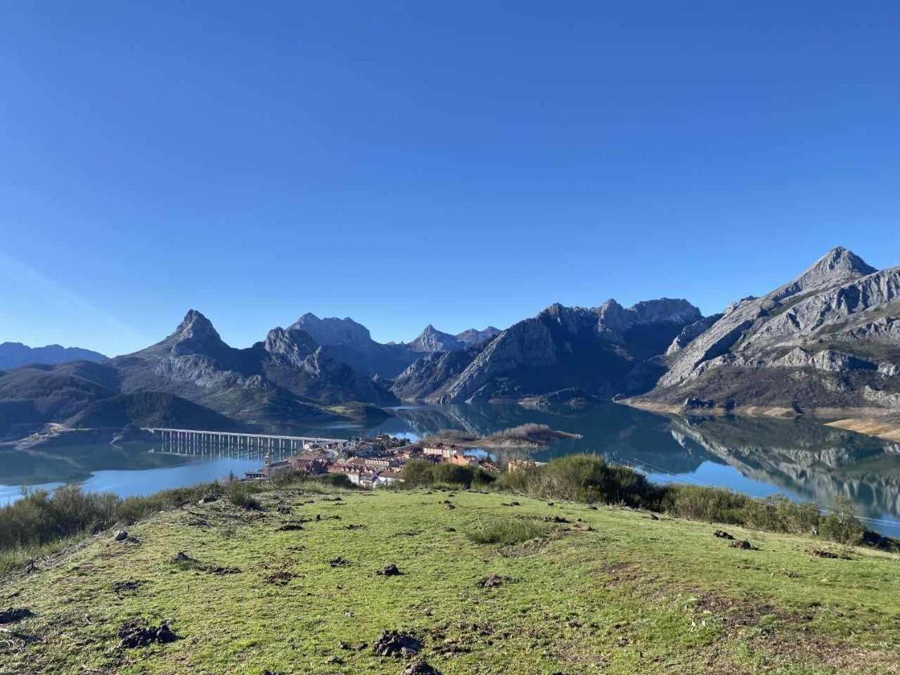 Mirador Solasierra Vistas A La Montana Y Pantano Riaño Exterior foto