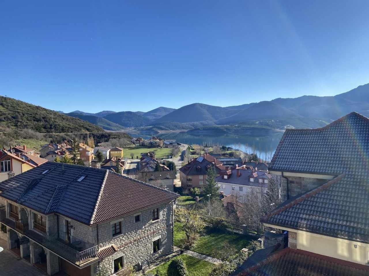 Mirador Solasierra Vistas A La Montana Y Pantano Riaño Exterior foto